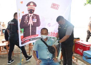 Awak media di Talaud sedang divaksin