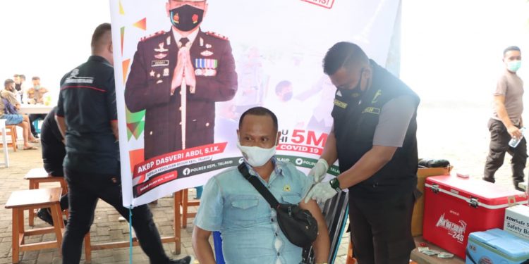 Awak media di Talaud sedang divaksin