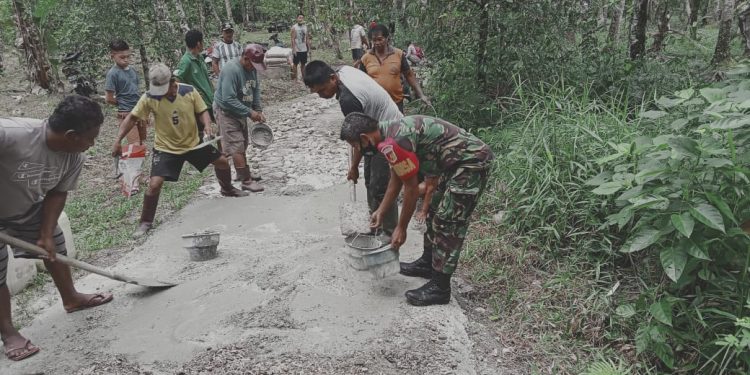 Proses perbaikan jalan menuju lokasi kebun pisang Abaca