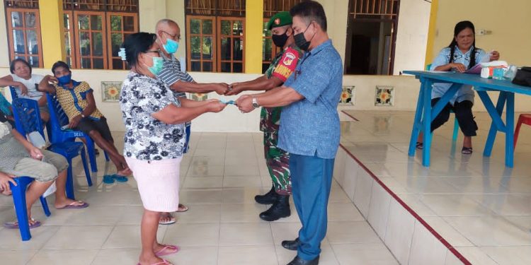 Ketua Komisi IX DPR RI Felly Runtuwene menyerahkan bantuan berupa alat swab antigen kepada Polres Kepulauan Talaud