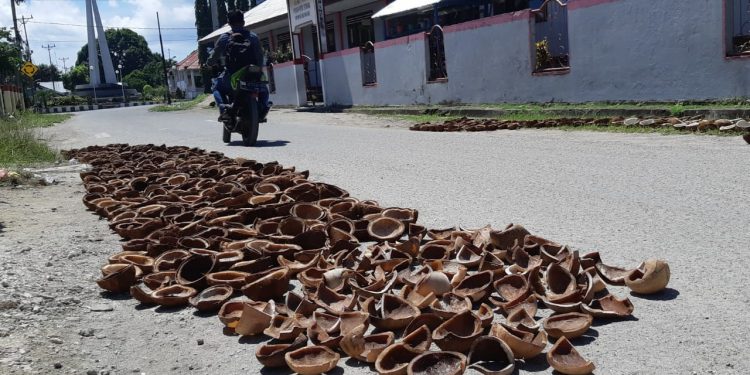 Kopra yang terjemur di jalan
