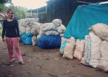 Botol Plastik Bekas Bantu Iswanda Garing Biaya Studi Anak dan Hidup Sehari-hari