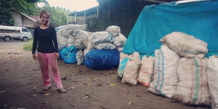 Botol Plastik Bekas Bantu Iswanda Garing Biaya Studi Anak dan Hidup Sehari-hari