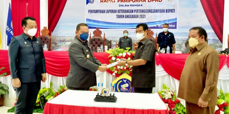 Bupati Kepulauan Talaud bersama Sekretaris Daerah dan Pimpinan DPRD Talaud