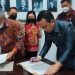 Sekretaris Daerah Kabupaten Kepulauan Talaud Yohanis B. K. Kamagi dan Wakil Rektor Bidang Penelitian dan Kerja Sama Dr. Jozef R. Raco mendantangani Perjanjian Kerja Sama