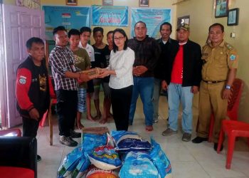 Penyerahan donasi kepada pengelola Panti Asuhan Gloria.