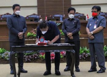 Fransiskus Silangen – Olly Dondokambey Teken KUA dan PPAS APBD Provinsi Sulut 2023