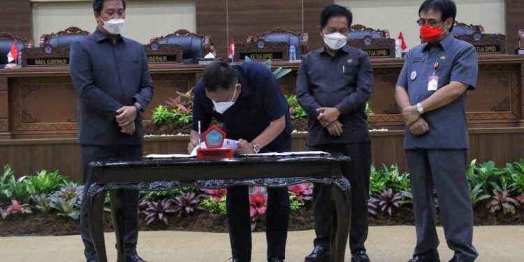Fransiskus Silangen – Olly Dondokambey Teken KUA dan PPAS APBD Provinsi Sulut 2023