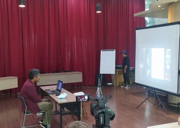 Finalis dari Bandung Bergerak sedang diwawancarai oleh para juri dalam seleksi akhir Independent Media Accelerator