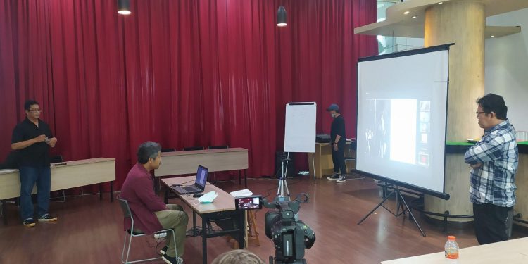 Finalis dari Bandung Bergerak sedang diwawancarai oleh para juri dalam seleksi akhir Independent Media Accelerator