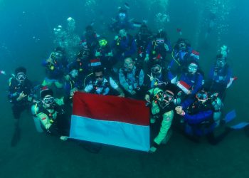 Pelaksanaan upacara di bawah laut oleh Politeknik Negeri Manado