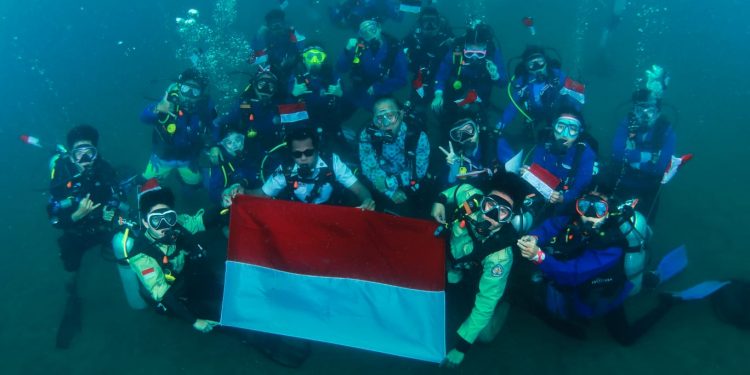 Pelaksanaan upacara di bawah laut oleh Politeknik Negeri Manado