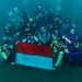 Pelaksanaan upacara di bawah laut oleh Politeknik Negeri Manado