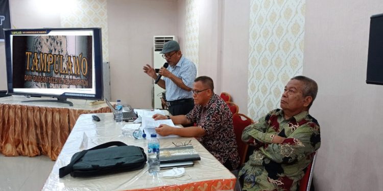 Foto: Penulis, Jupiter Makasangkil memaparkan isi Buku Sejarah Tampulawo dari Onderafdeeling ke Kabupaten. (Dok. Rendy/barta1)