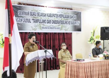 Foto: Penjabat Bupati Kabupaten Kepulauan Sangihe dr. Rinny Tamuntuan saat menyampaikan sambutan dalam seminar pembahasan buku sejarah “Tampulawo dari Onderafdeeling ke Kabupaten”. (Dok. Istimewa)