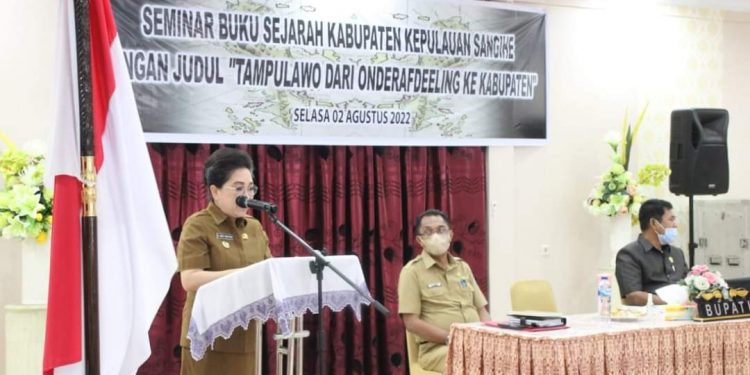 Foto: Penjabat Bupati Kabupaten Kepulauan Sangihe dr. Rinny Tamuntuan saat menyampaikan sambutan dalam seminar pembahasan buku sejarah “Tampulawo dari Onderafdeeling ke Kabupaten”. (Dok. Istimewa)