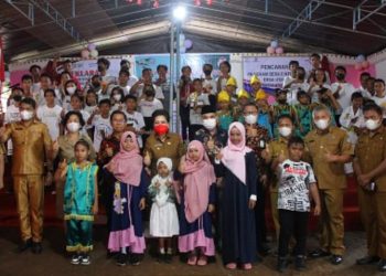 Foto: Penjabat Bupati Kabupaten Kepulauan Sangihe dr. Rinny Tamuntuan bersama rombongan foto bersama dengan anak-anak di Utaurano (Dok. Istimewa)