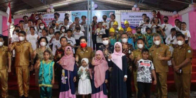 Foto: Penjabat Bupati Kabupaten Kepulauan Sangihe dr. Rinny Tamuntuan bersama rombongan foto bersama dengan anak-anak di Utaurano (Dok. Istimewa)
