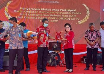 dr. Rinny Tamuntuan saat menerima Sertifikat pencatatan Kekayaan Intelektual Komunal Masamper , Musik Lide dan Musik Tagonggong. (Istimewa)