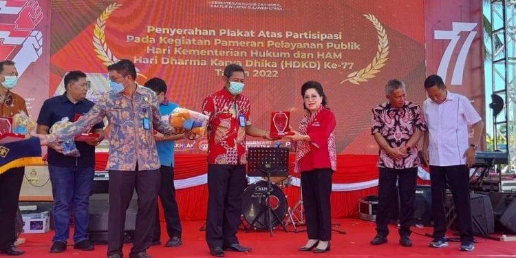 dr. Rinny Tamuntuan saat menerima Sertifikat pencatatan Kekayaan Intelektual Komunal Masamper , Musik Lide dan Musik Tagonggong. (Istimewa)