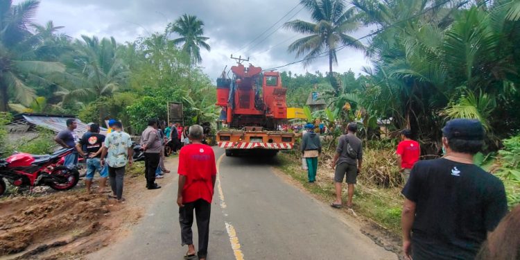 Foto : Warga Sangihe menghadang alat berat PT. TMS. (Istimewa)
