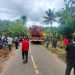 Foto : Warga Sangihe menghadang alat berat PT. TMS. (Istimewa)
