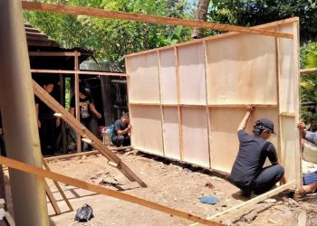 Mahasiswa akhir Jurusan Administrasi Bisnis Politeknik Negeri Manado melakukan renovasi dan Bedah Rumah (Foto Meikel Barta1.com).