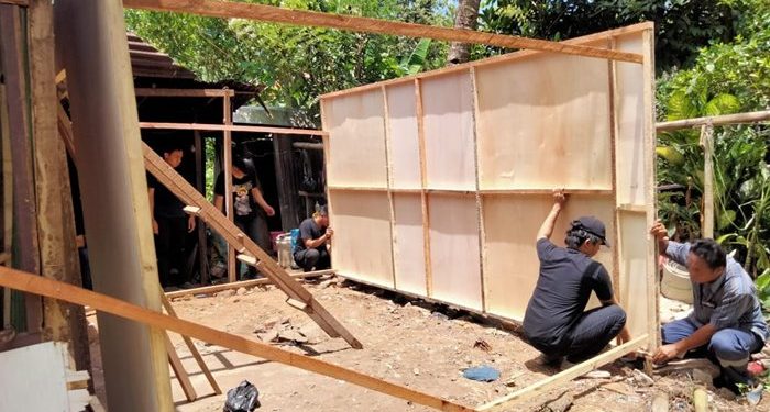 Mahasiswa akhir Jurusan Administrasi Bisnis Politeknik Negeri Manado melakukan renovasi dan Bedah Rumah (Foto Meikel Barta1.com).