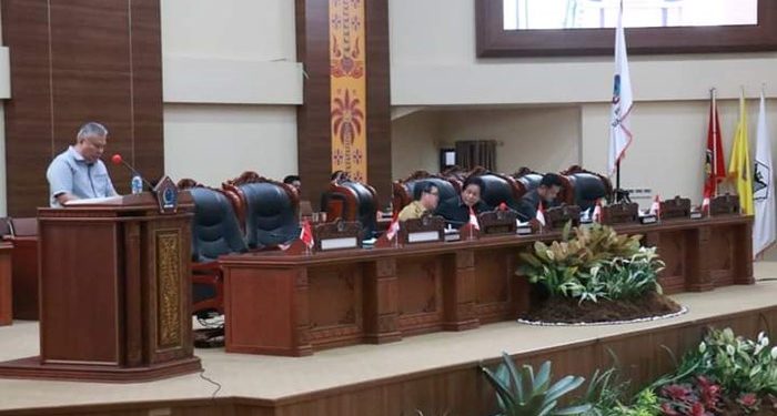 Keterangan foto-foto: Suasana pembahasan Ranperda APBD Perubahan 2022 antara eksekutif dan legislatif. (foto: Setwan)