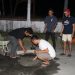 Komunitas Pecinta Kopi Talaud menambal jalan berlubang di seputaran lapangan sangkundiman Melonguane