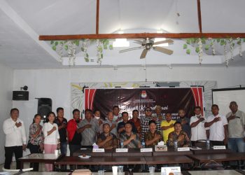 Foto bersama KPUD Talaud bersama peserta verifikasi administrasi perbaikan terhadap Partai Politik.
