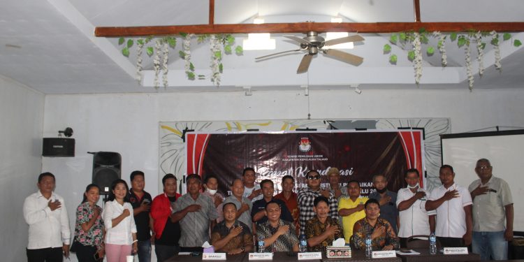 Foto bersama KPUD Talaud bersama peserta verifikasi administrasi perbaikan terhadap Partai Politik.