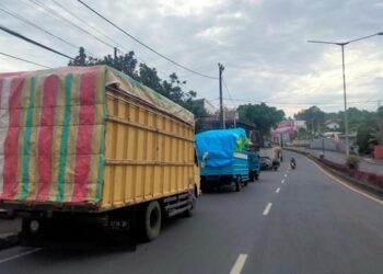Antrian panjang di Pertamina Politenik Manado (Foto Meikel Barta1.com).