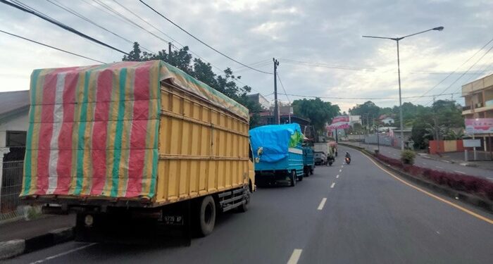 Antrian panjang di Pertamina Politenik Manado (Foto Meikel Barta1.com).