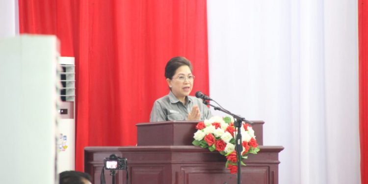 Foto: Penjabat Bupati Kepulauan Sangihe, dr. Rinny Tamuntuan menyampaikan sambutan dalam Ranperda Perubahan APBD TA 2022. (Dok. Istimewa)