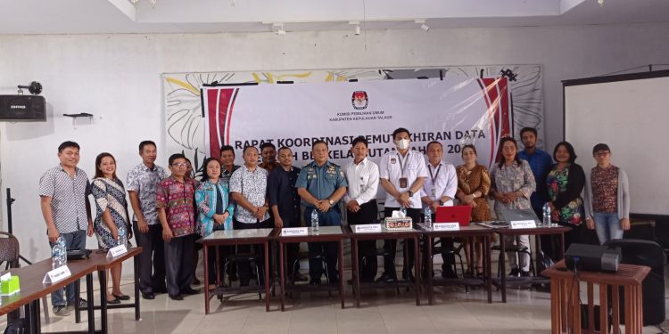 Foto bersama usai pelaksanaan Rapat Koordinasi dalam rangka pemutakhiran data pemilih berkelanjutan tahun 2022.
