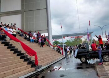 Aksi demonstrasi KSBSI Sulut di depan Gedung DPRD Sulut. (foto: Meikel/Barta1)