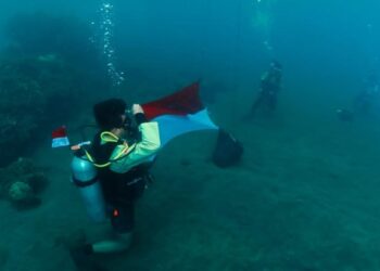 Kegiatan diving yang diinisiasi Politeknik Negeri Manado. (foto: istimewa)