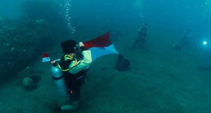 Kegiatan diving yang diinisiasi Politeknik Negeri Manado. (foto: istimewa)