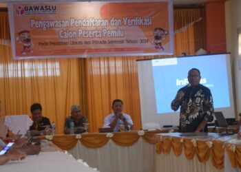 Foto: Pimpinan Bawaslu Koordinator Divisi Pengawasan, Humas dan Hubungan Antar Lembaga, Jemmy Sudin, sedang menyampaikan sambutan dalam sosialisasi tersebut. (Dok. Istimewa)
