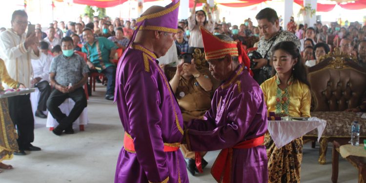 Ratum Banua Awacuan Matane sedang dikukuhkan oleh Ratun Tampa.