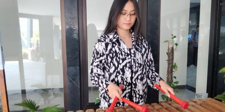 Kecintaaan Eunice Emely Eurika Pitoy dalam Melestarikan Budaya Kolintang