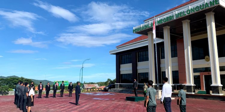 Berlangsungnya upacara peringatan Hari Kesaktian Pancasila di halaman depan kantor PN Melonguane.