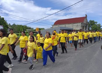 Kader dan simpatisan Partai Golkar saat mengikuti jalan sehat.