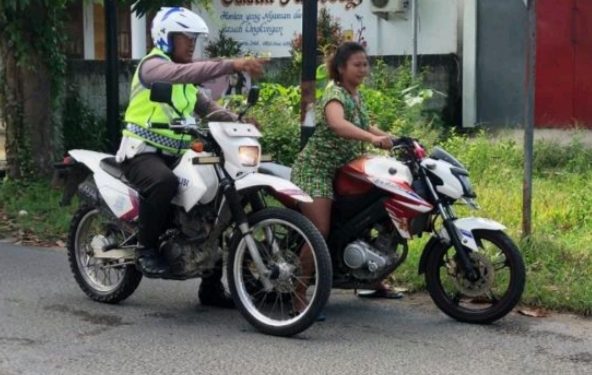 Petugas Kepolisian Polres Kepulauan Talaud sedang menggelar Operasi Zebra Samrat 2022.