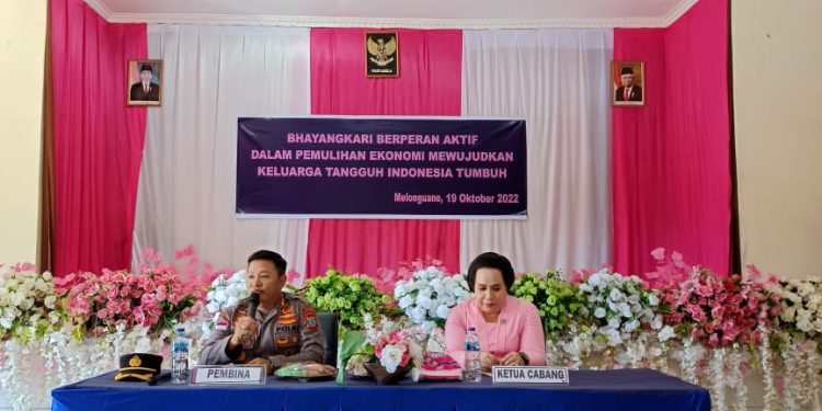 Kapolres Kepulauan Talaud AKBP Dandung Putut Wibowo, SIK., SH., MH., bersama ketua Bhayangkari cabang Kepulauan Talaud Ny. Stasia Dandung