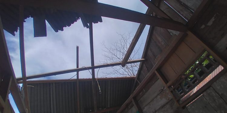 Kondisi atap rumah milik ibu Erna Unas yang rusak diterjang angin puting beliung.