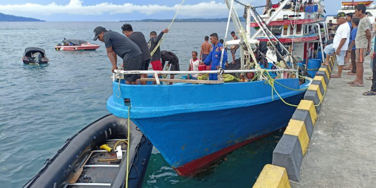 Satuan Polairud Polres Kepulauan Talaud sedang membantu proses evakuasi KM. Betania Sejahtera.