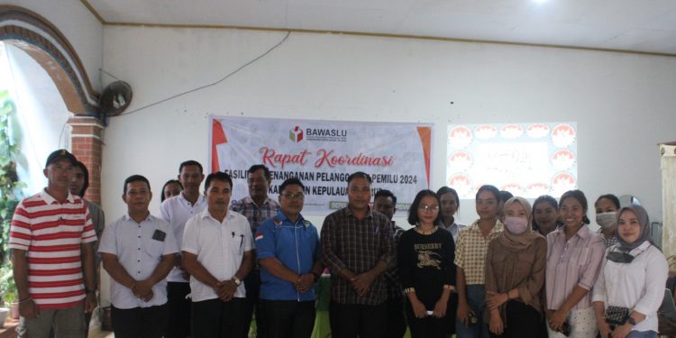 Foto bersama usai rapat koordinasi fasilitasi penanganan pelanggaran Pemilu 2024.