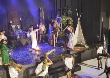 Kelompok teater pemuda GMIM Maranatha Karame tampil memukau dengan lakon Anak-anak Yerusalem. (foto: Barta1)